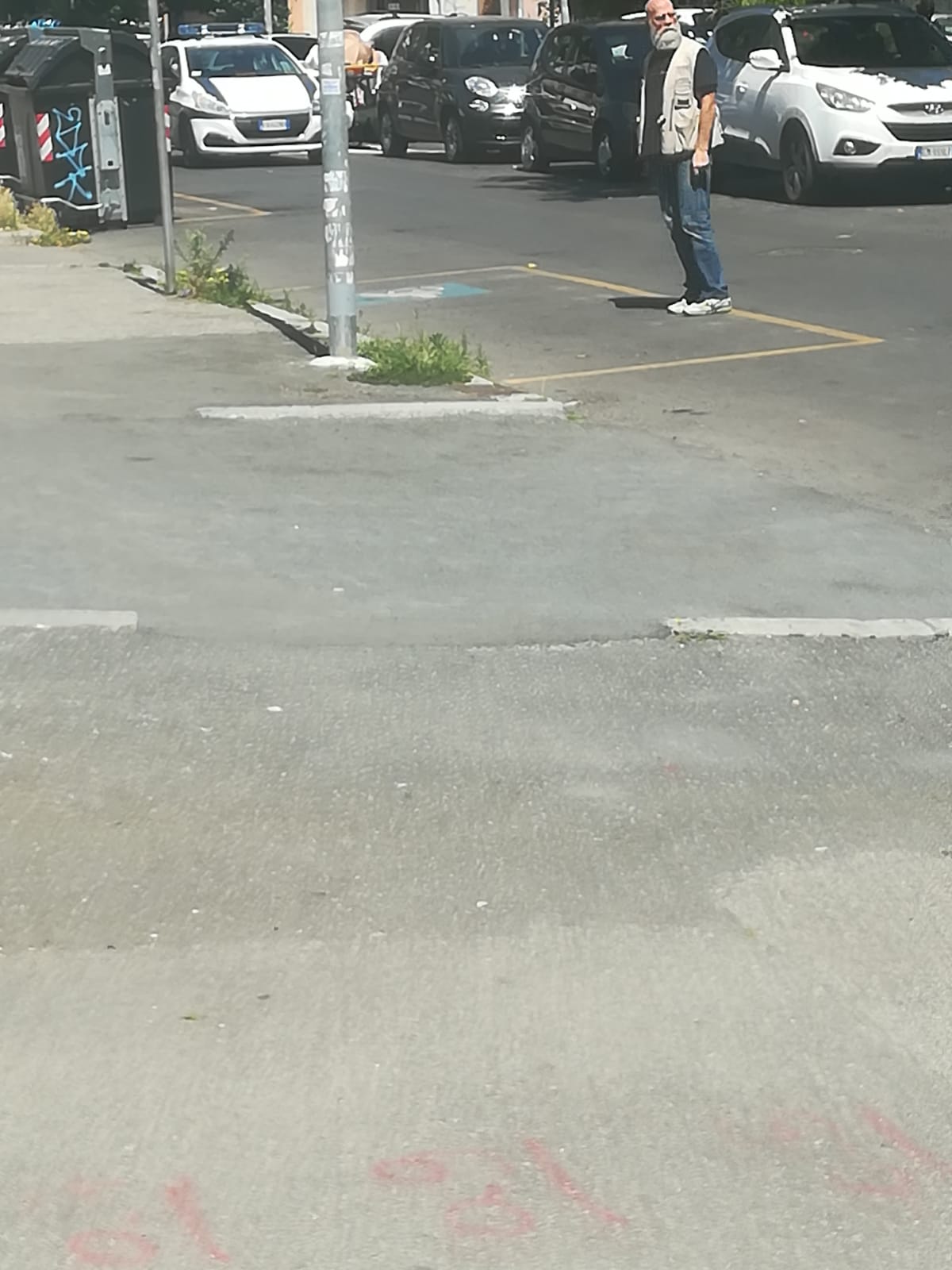 La macchina della Polizia locale che blocca il transito per la voragine su via del Lido