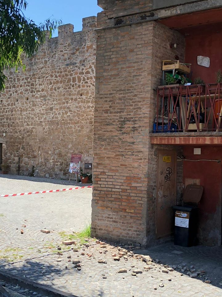 Cedimenti a ridosso delle mura del Borgo medievale di Ostia Antica