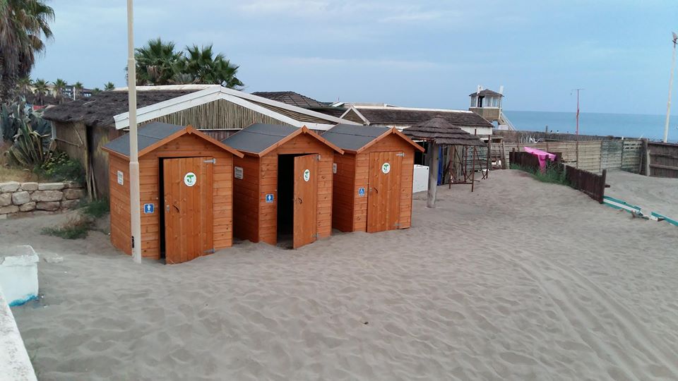 Servizi igienici inutilizzabili all'ex Faber Beach: la sabbia accumulata ne impedisce l'accesso