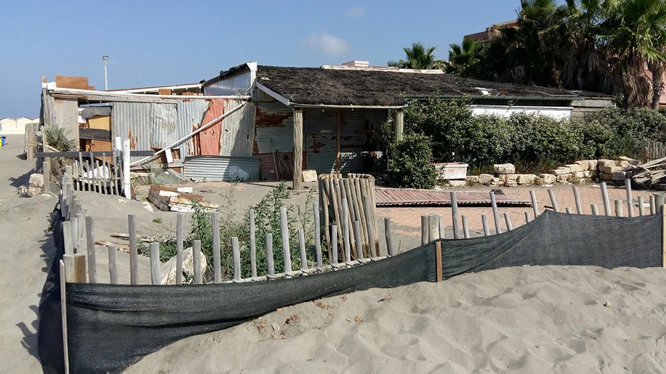 Lo stato in cui versa l'ex Faber Beach dal quale il 1 maggio 2017 aveva annunciato la rinascita delle spiagge libere di Ostia 