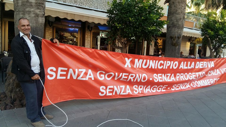 Il presidente di Ostiamor, Italo Mannucci, con uno degli striscioni che accompagneranno l'assemblea del 3 settembre