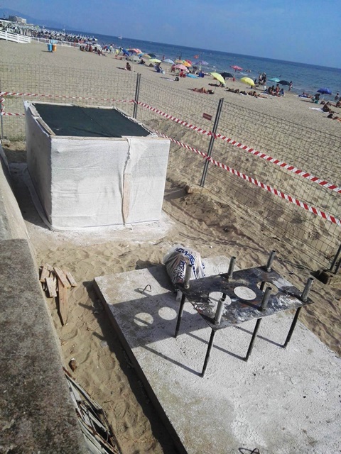 Monumento in memoria del maggiore Orlandi, l'installazione sulla spiaggia di Terracina