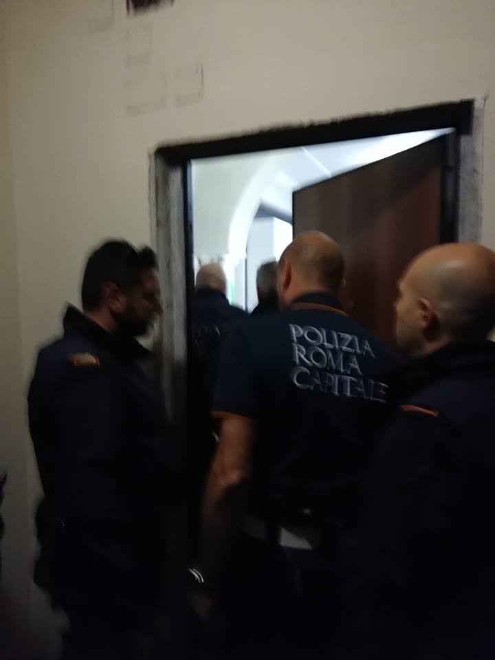 Vigili urbani e poliziotti fanno irruzione nell'appartamento occupato da Vincenzo Spada