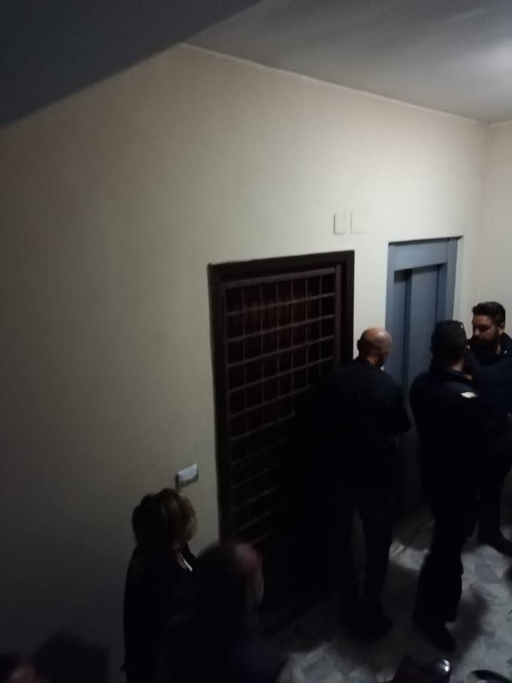 Gli agenti della Polizia sul pianerottolo davanti al portone blindato dell'alloggio della famiglia di Vincenzo Spada