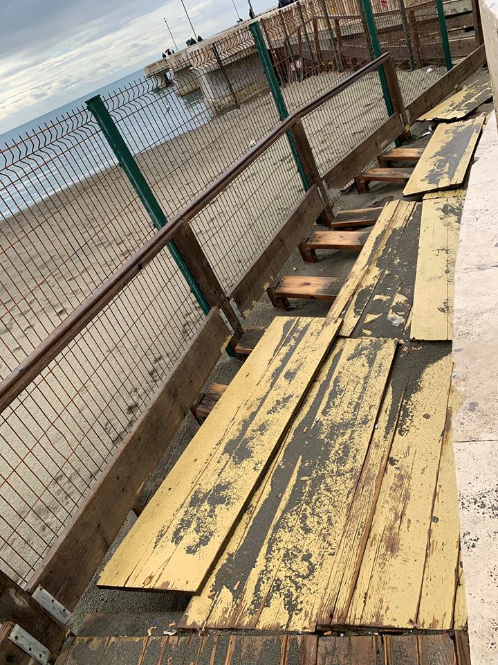 Le condizioni in cui versa l'accesso alla spiaggia nei pressi del Pontile di competenza del X Municipio