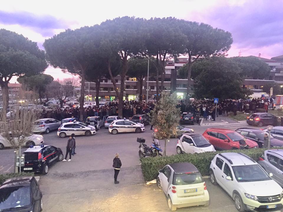 Colpo d'occhio sul sit in di piazza Eschilo (le foto sono state concesse dal profilo facebook L'Ortica) 