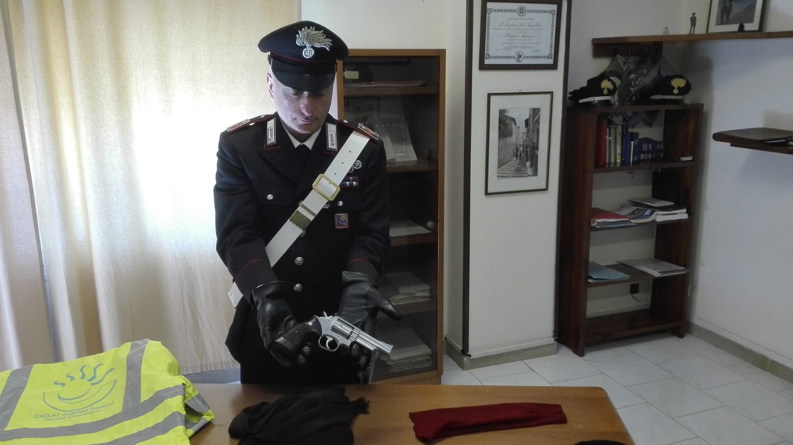 CIVITAVECCHIA - Il Kit del rapinatore sequestrato dai Carabinieri (7)