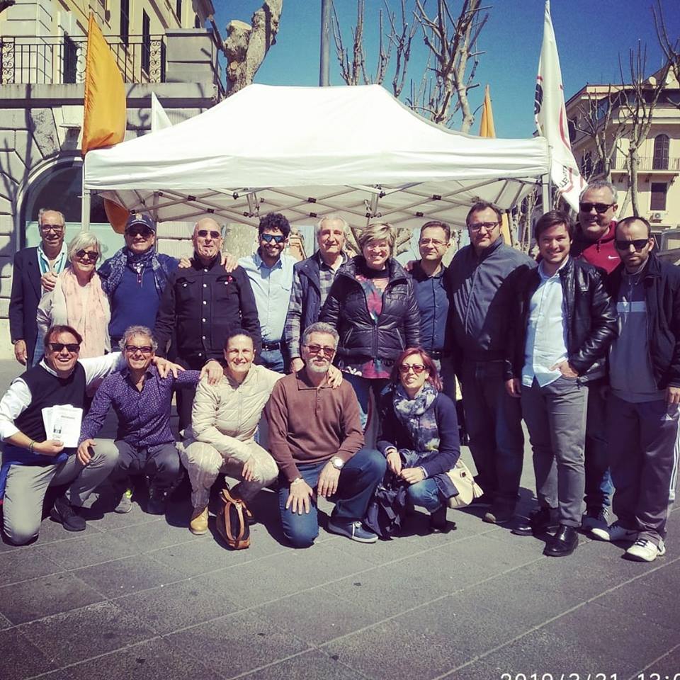 Consiglieri municipali riuniti in piazza Anco Marzio nella stessa ora della visita di Raggi 