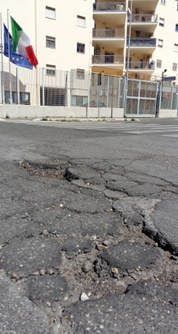 Lo stato dell'asfalto davanti alla caserma, all'angolo tra via Forgiarini e via Zambrini