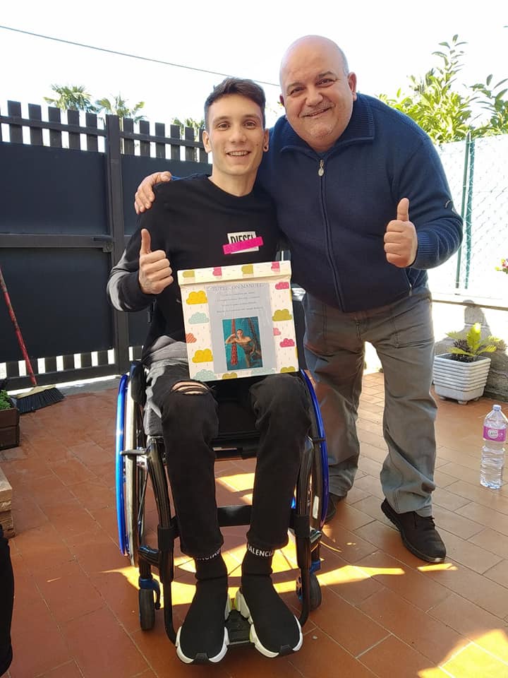 Manuel riceve le donazioni del bar "Le Mimose" dallo chef pasticcere Massimo Belfiore