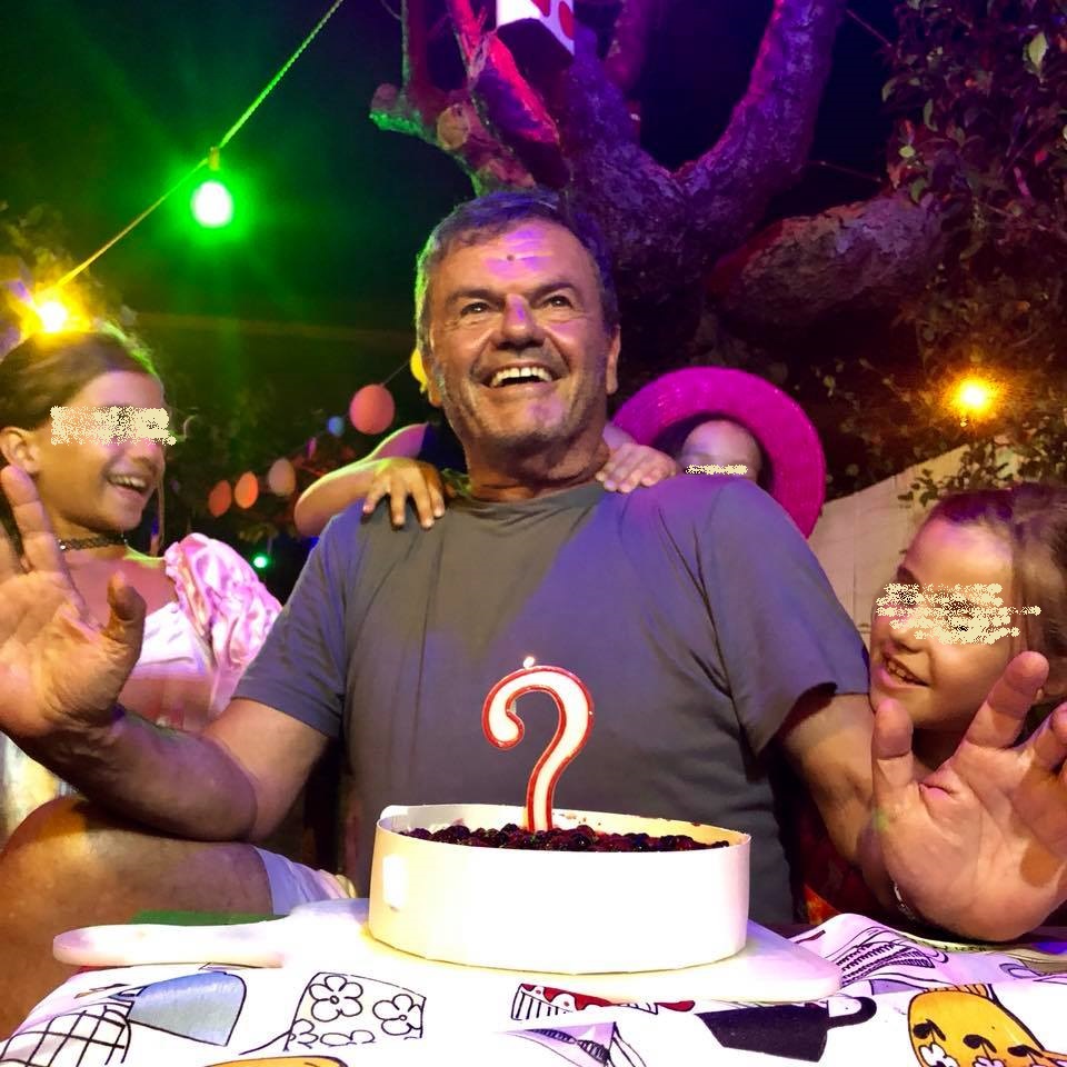 Roberto Ribeca al suo compleanno attorniato dalle nipoti