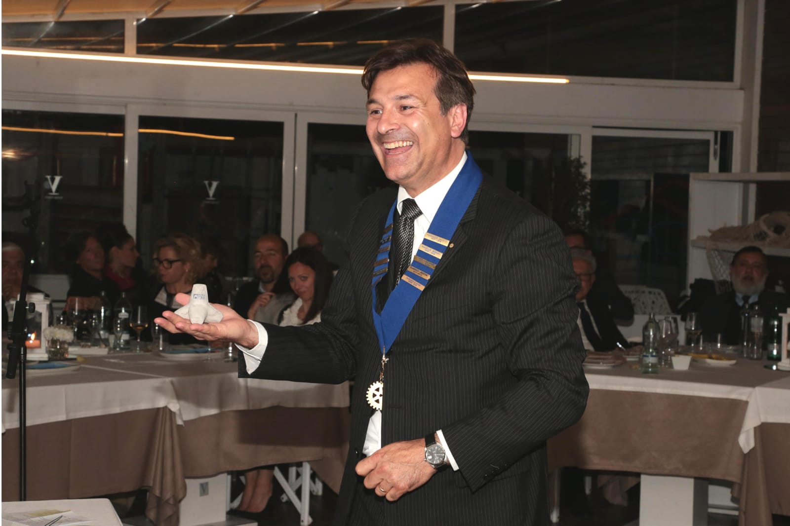 Il presidente del Rotary Club Ostia, Domenico Stamato, riceve il modellino di un tetrapode antierosione come segno di vicinanza con l'Ingegneria del Mare Roma 3