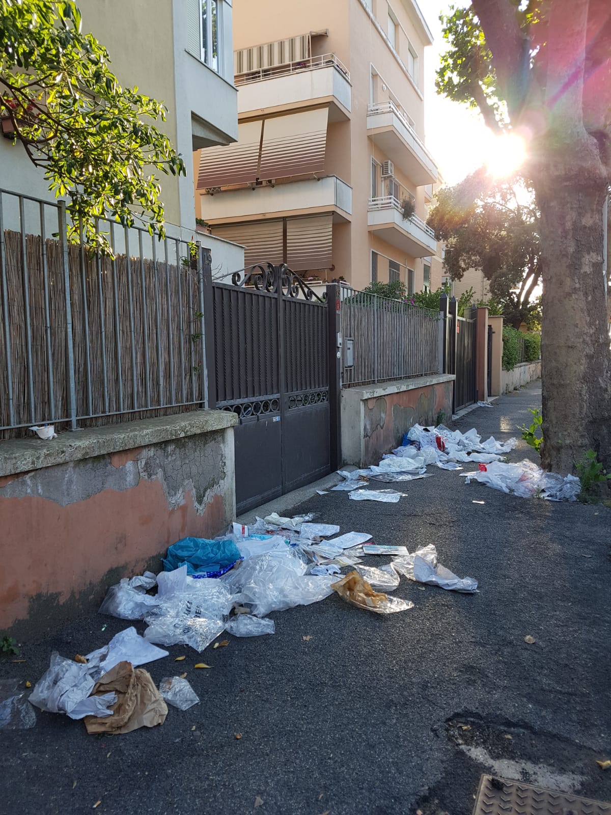 Buste di plastica trascinate dal vento hanno invaso i marciapiedi delle strade vicine a piazza Quarto dei Mille