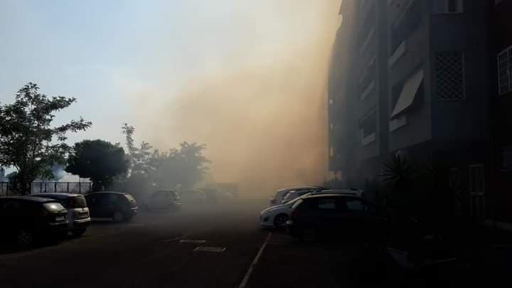 Il fumo denso ha invaso le case obbligando i residenti a serrare le finestre