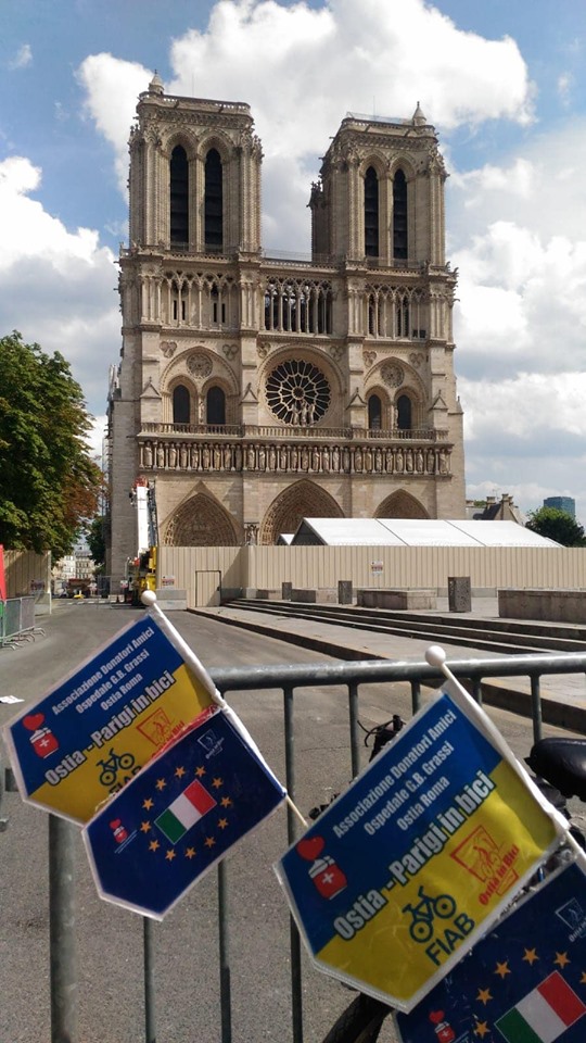Gli stemmi delle bici "Veni, vidi... by bici" davanti a Notre Dame
