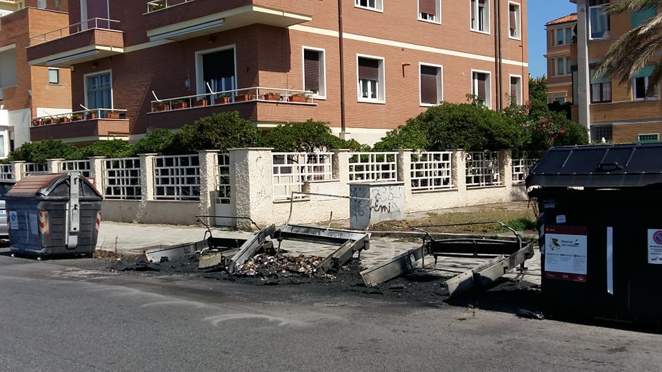 Ciò che resta dei tre cassonetti incendiati in lungomare Paolo Toscanelli, angolo via delle Caravelle