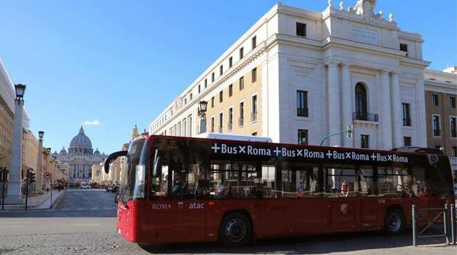 Un autobus Atac nel centro di Roma