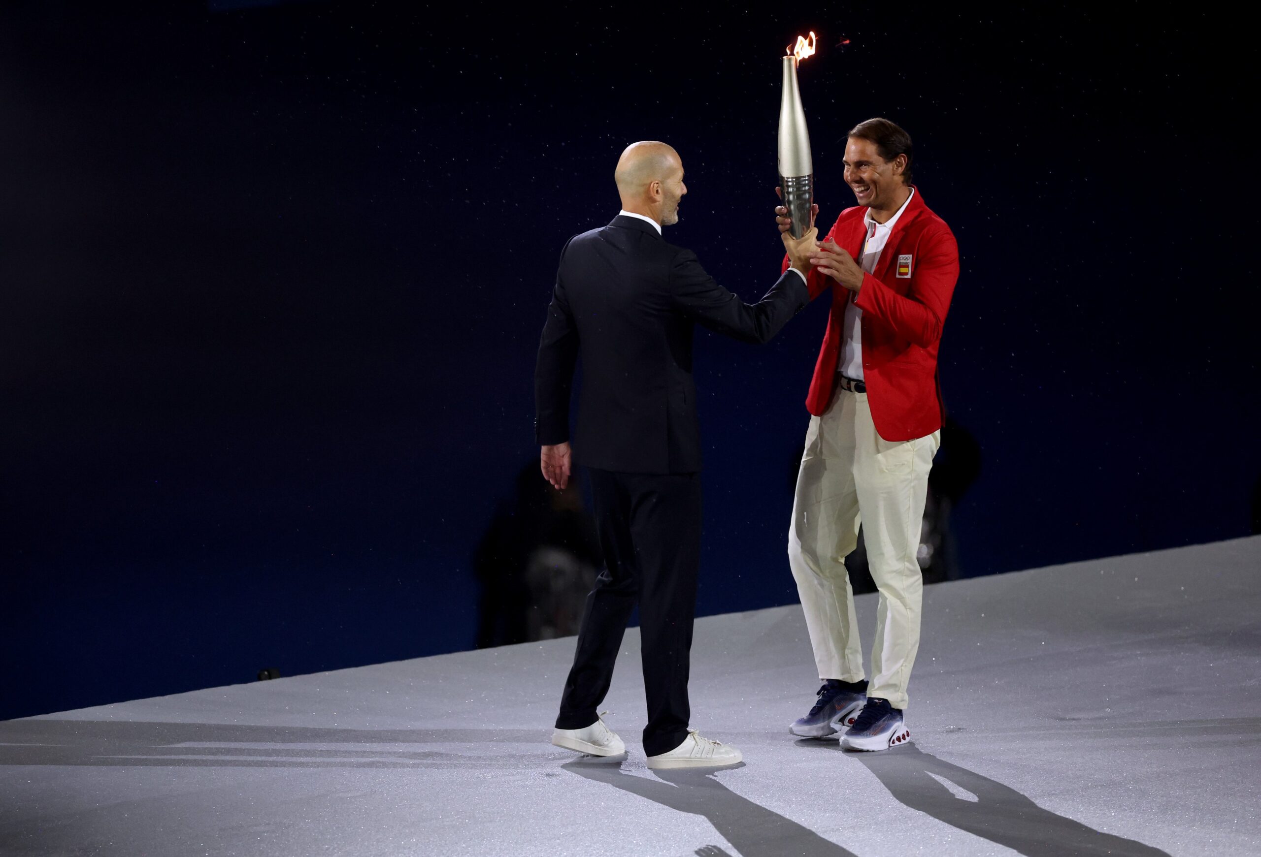 Olimpiadi di Parigi 2024 Zidane passa la fiamma olimpica a Nadal